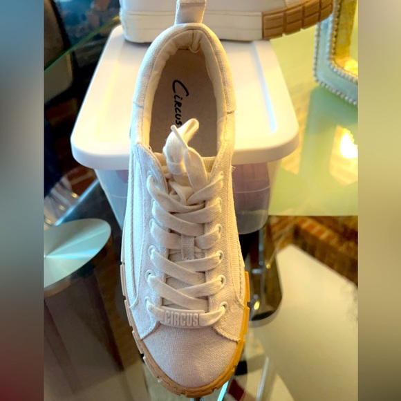 Circus-SamEdelman - Picture 5 of 8